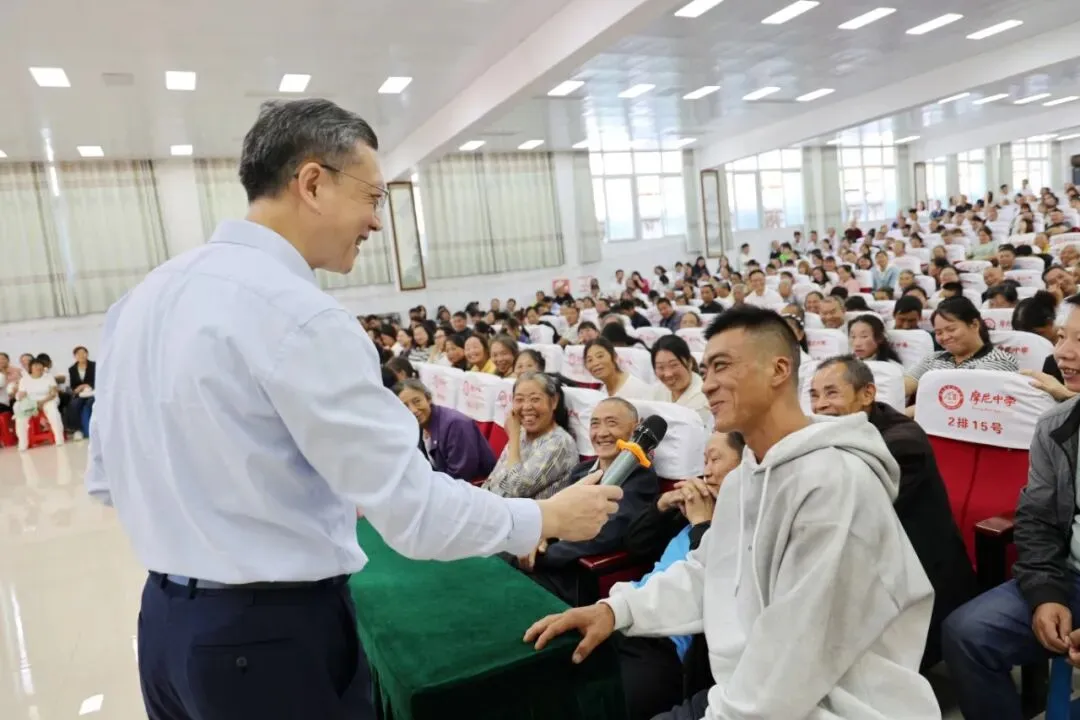 摩尼中学召开初一、高一年级家长会-第5张图片-四季读书网