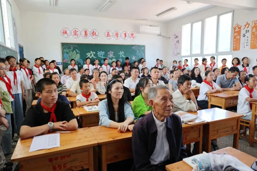 摩尼中学召开初一、高一年级家长会-第14张图片-四季读书网