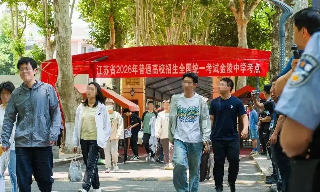 江苏教育顶尖,为啥高考这么难?50万考生抢名校,卷到怀疑人生!-第1张图片-四季读书网