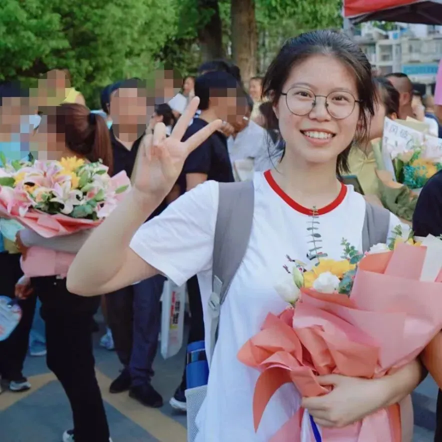 高考前被网暴的“百日誓师演讲”女孩,已保研至中国人民大学,将就读新闻传播学专业-第2张图片-四季读书网 高考前被网暴的“百日誓师演讲”女孩,已保研至中国人民大学,将就读新闻传播学专业-第2张图片-四季读书网