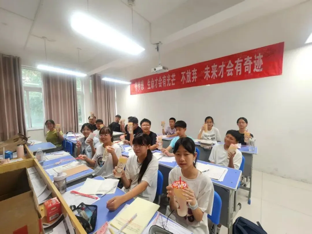 九月下旬中考分水岭!郑州初三全托班,帮2027中考生弯道超车-第1张图片-四季读书网