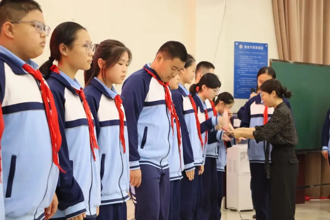 【励志活动】| 彩虹初中初二年级“见贤思齐励心志 笃行不怠向未来”励志活动-第20张图片-四季读书网 【励志活动】| 彩虹初中初二年级“见贤思齐励心志 笃行不怠向未来”励志活动-第20张图片-四季读书网