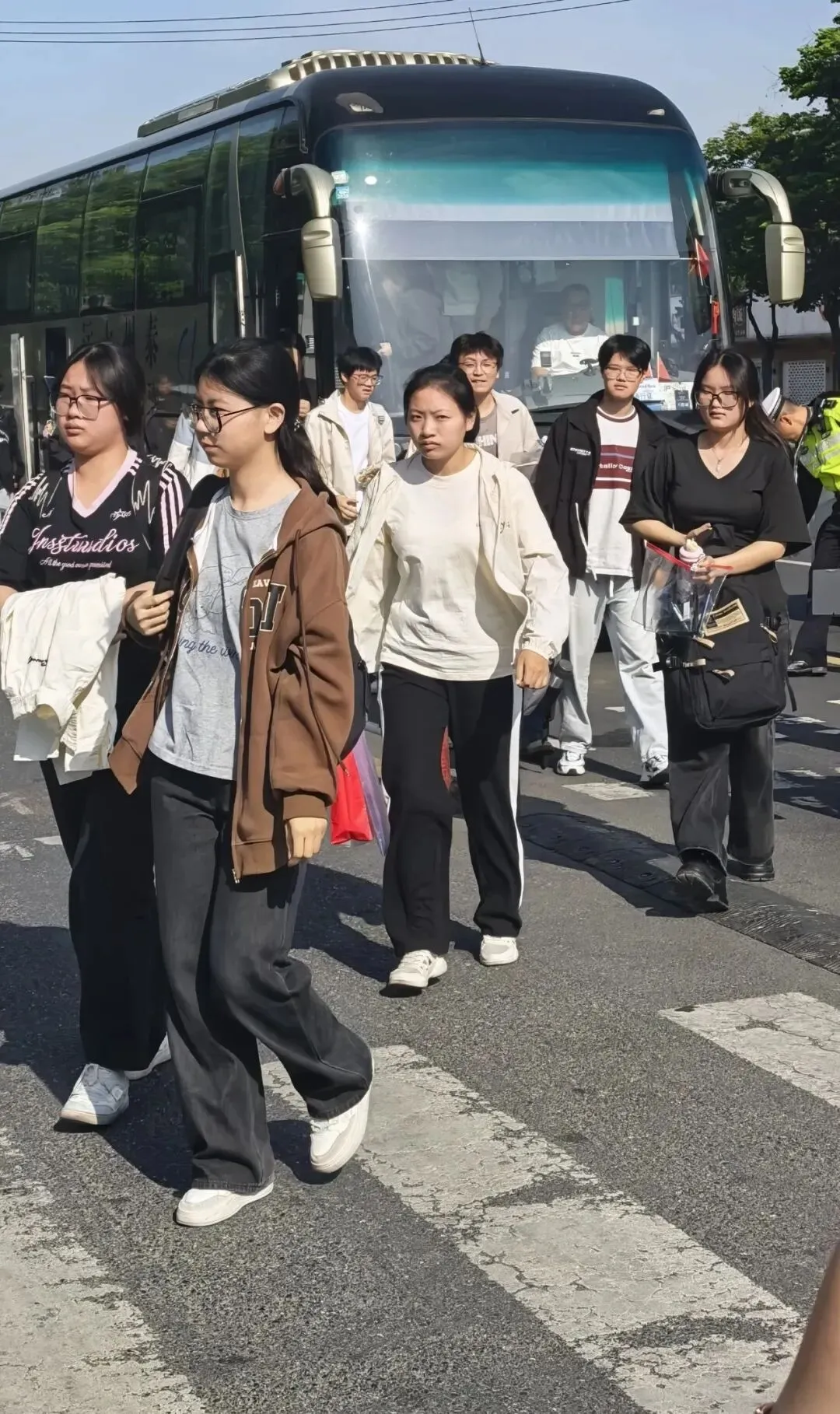 高考首日!泰州考场外的一幕......-第5张图片-四季读书网