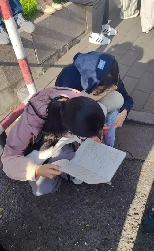 高考首日!泰州考场外的一幕......-第6张图片-四季读书网