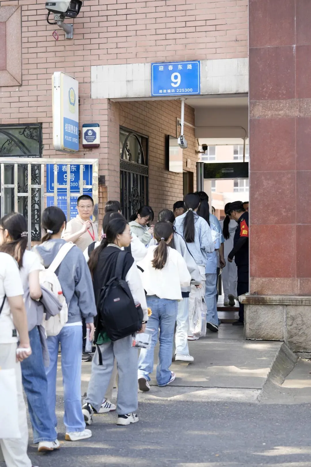高考首日!泰州考场外的一幕......-第7张图片-四季读书网