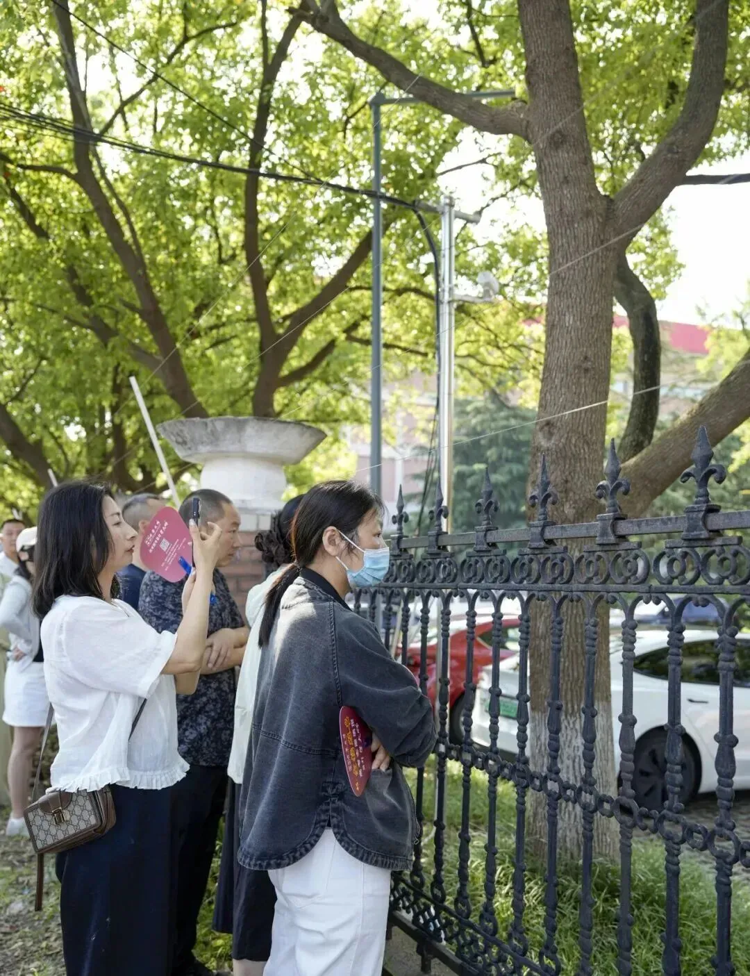 高考首日!泰州考场外的一幕......-第12张图片-四季读书网