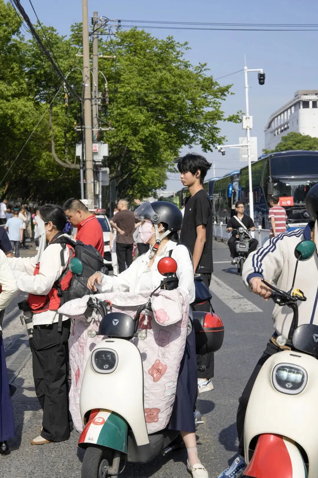 高考首日!泰州考场外的一幕......-第13张图片-四季读书网