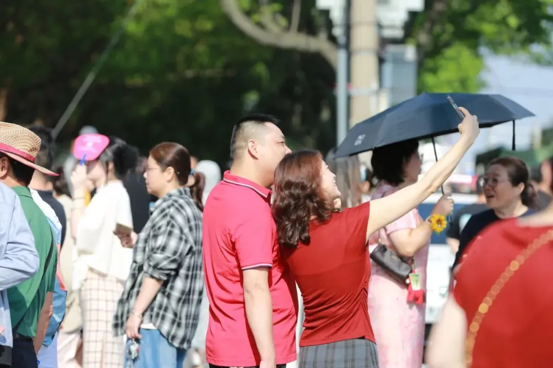 高考首日!泰州考场外的一幕......-第15张图片-四季读书网
