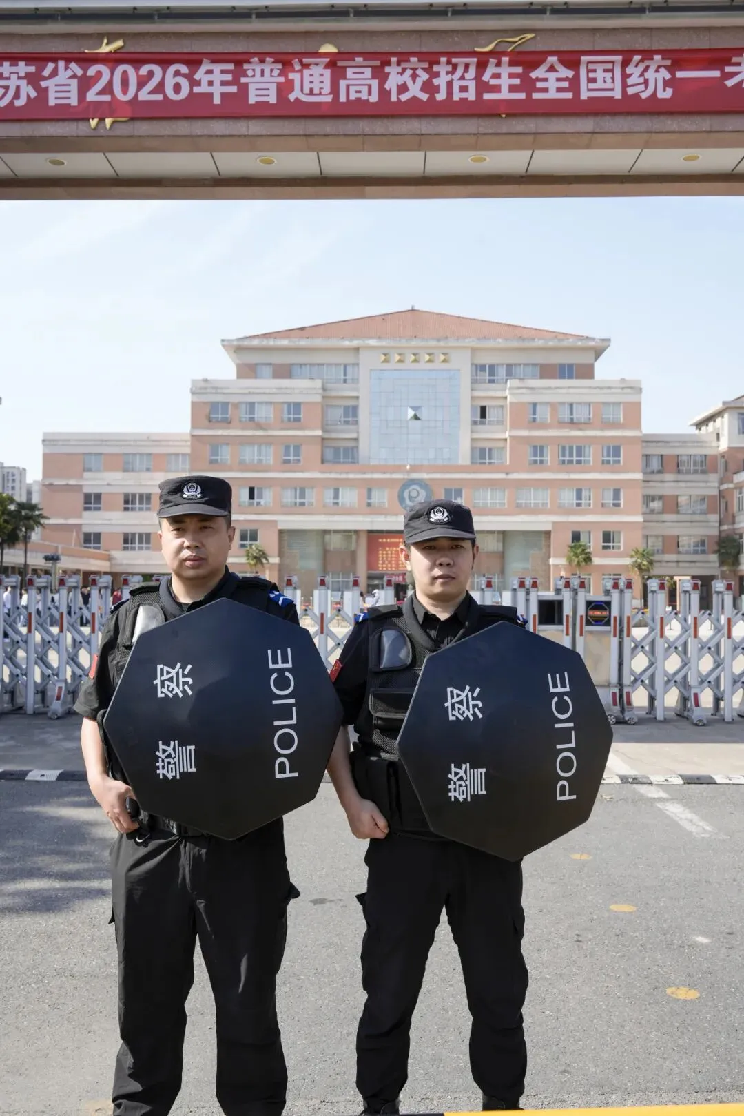 高考首日!泰州考场外的一幕......-第19张图片-四季读书网