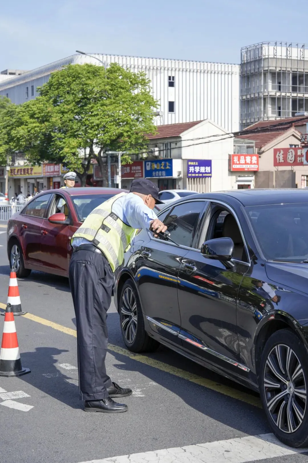 高考首日!泰州考场外的一幕......-第20张图片-四季读书网