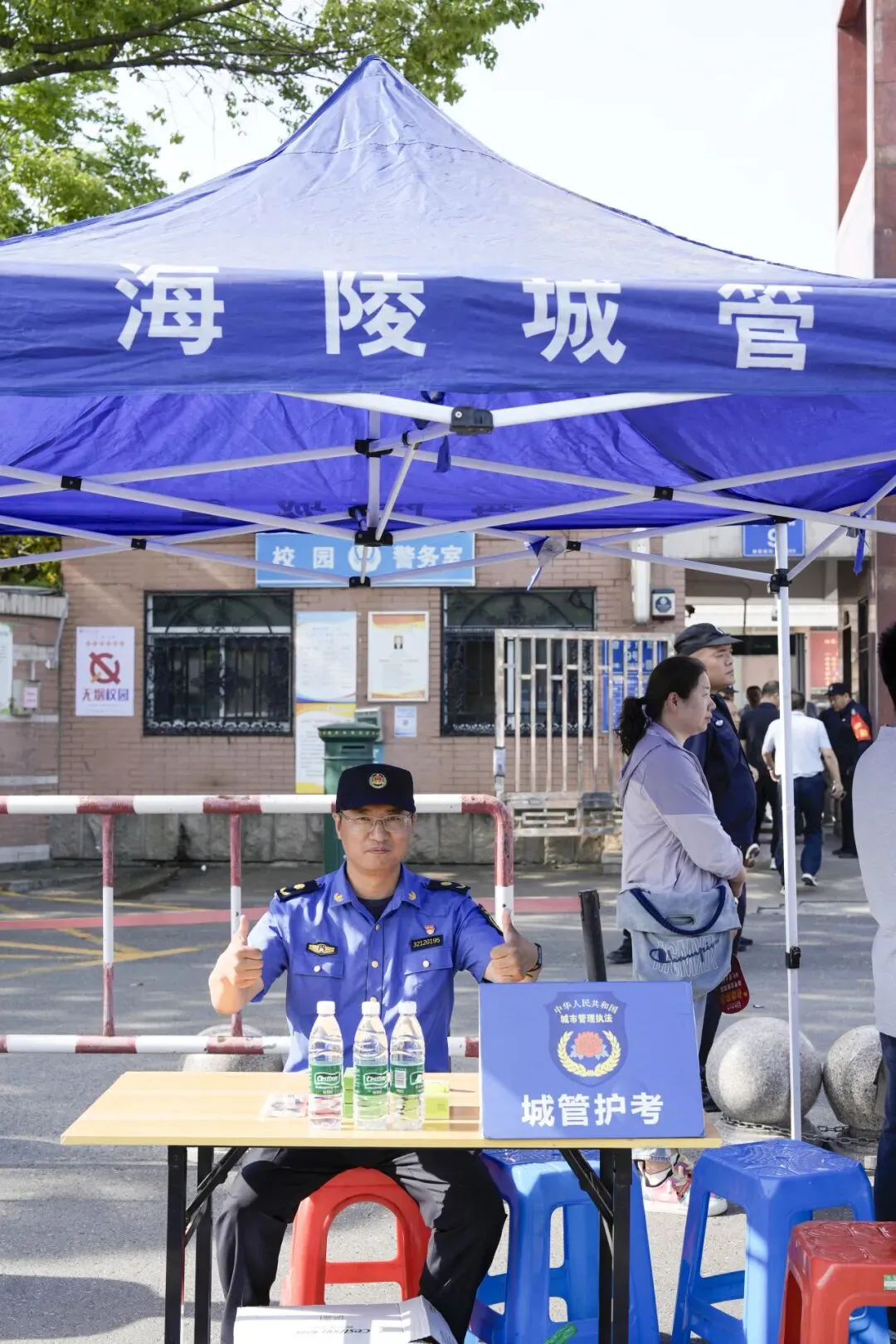 高考首日!泰州考场外的一幕......-第22张图片-四季读书网