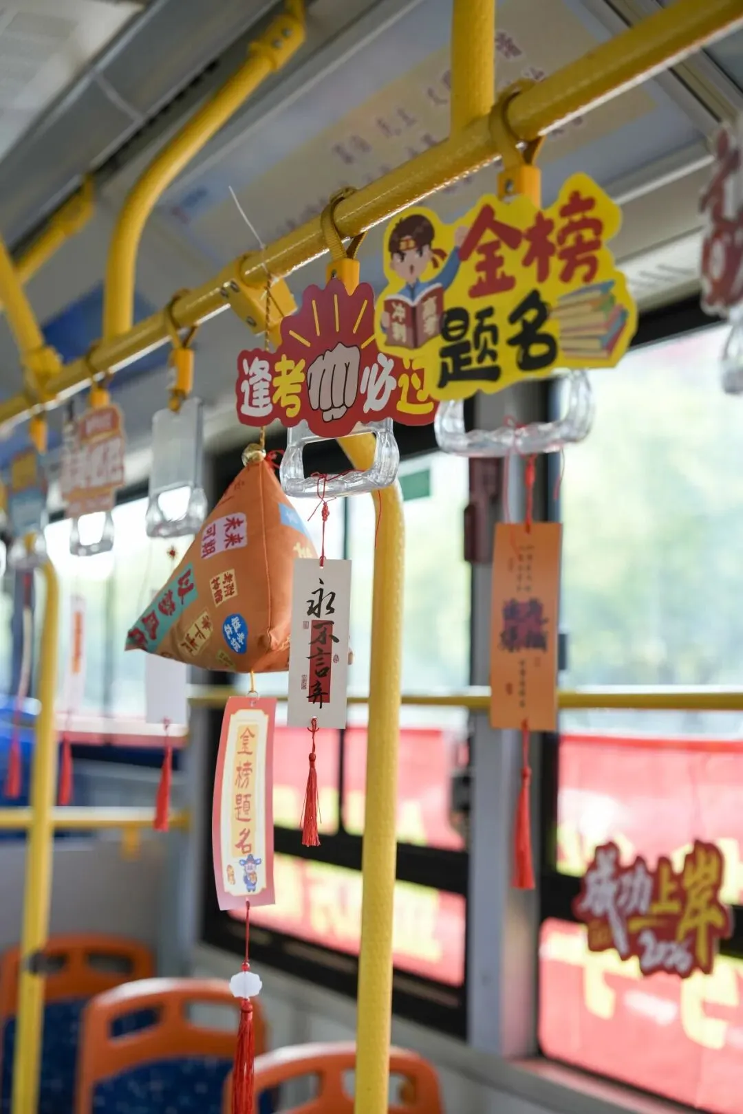 高考首日!泰州考场外的一幕......-第25张图片-四季读书网