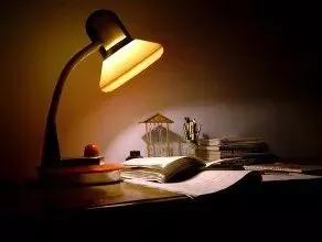 初二常考作文《迷雾中的灯塔》,2种思路2种改法:从39到45+-第7张图片-四季读书网