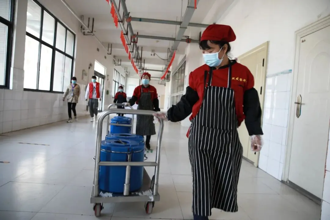 直击河南初三复学第一天——午间用餐“硬核”依旧,走读离校秩序井然-第5张图片-四季读书网