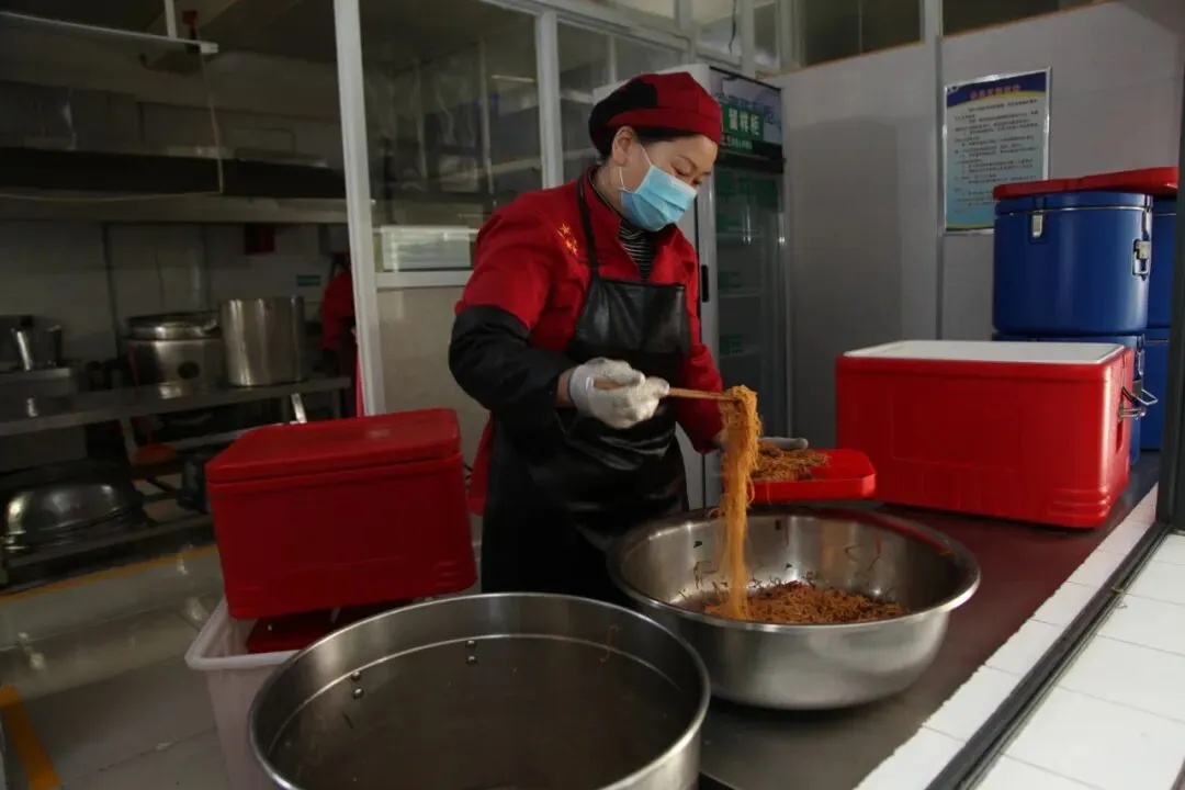 直击河南初三复学第一天——午间用餐“硬核”依旧,走读离校秩序井然-第4张图片-四季读书网