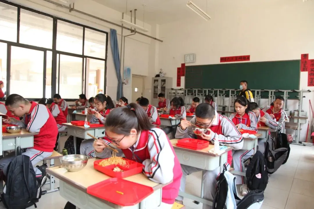 直击河南初三复学第一天——午间用餐“硬核”依旧,走读离校秩序井然-第6张图片-四季读书网
