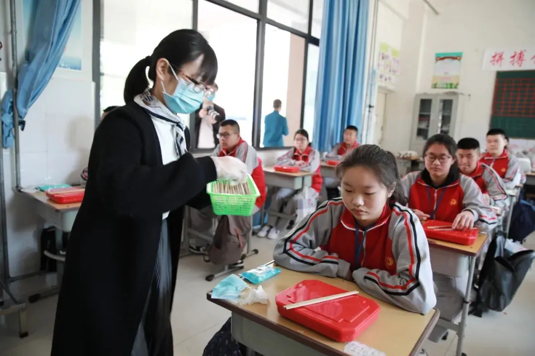 直击河南初三复学第一天——午间用餐“硬核”依旧,走读离校秩序井然-第7张图片-四季读书网