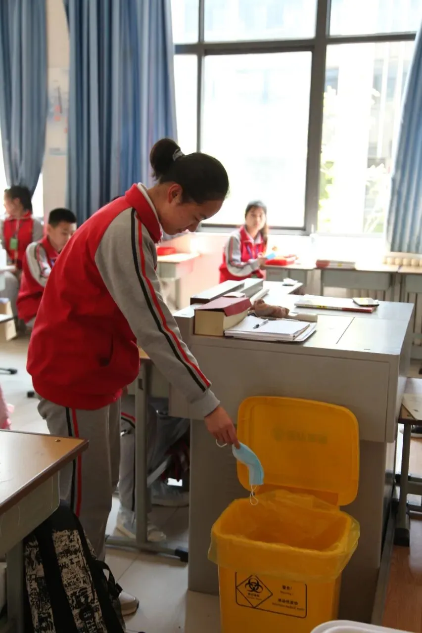 直击河南初三复学第一天——午间用餐“硬核”依旧,走读离校秩序井然-第8张图片-四季读书网