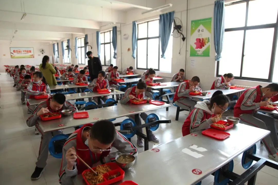 直击河南初三复学第一天——午间用餐“硬核”依旧,走读离校秩序井然-第10张图片-四季读书网