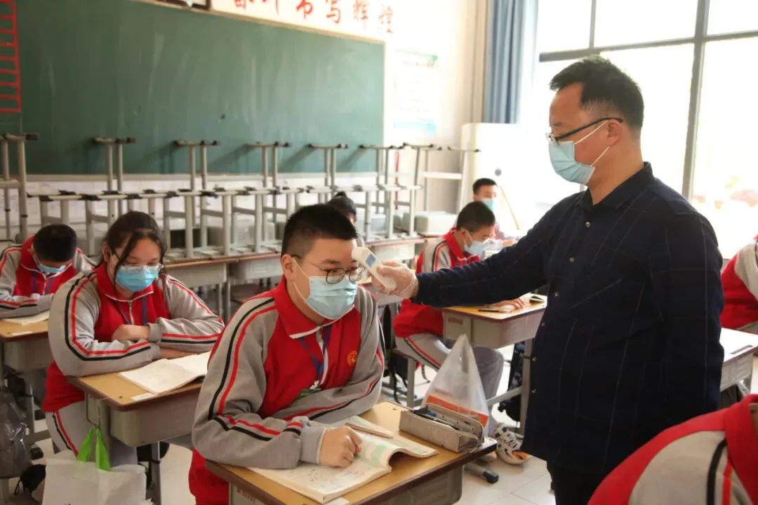 直击河南初三复学第一天——午间用餐“硬核”依旧,走读离校秩序井然-第11张图片-四季读书网