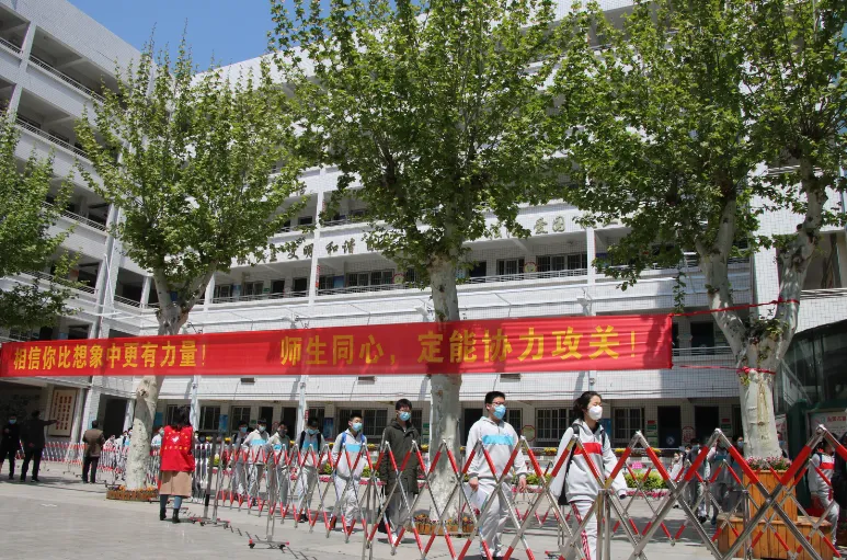 直击河南初三复学第一天——午间用餐“硬核”依旧,走读离校秩序井然-第16张图片-四季读书网