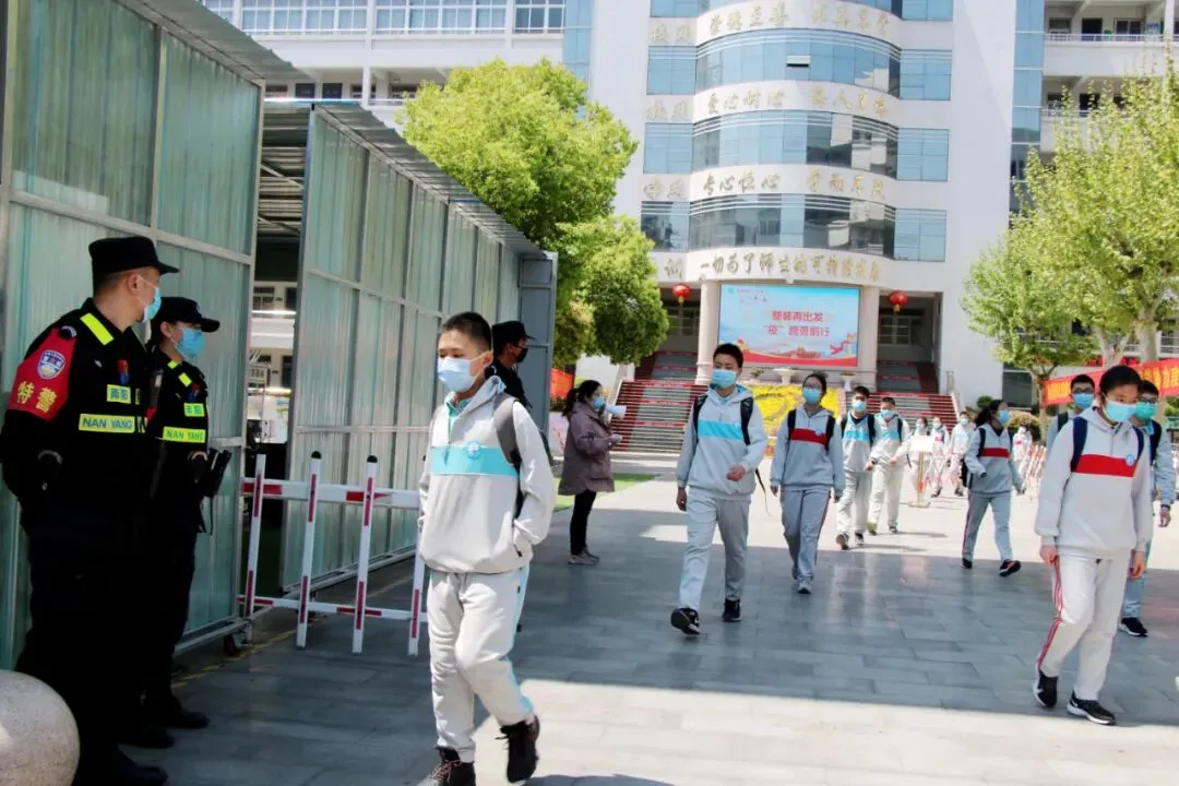直击河南初三复学第一天——午间用餐“硬核”依旧,走读离校秩序井然-第17张图片-四季读书网