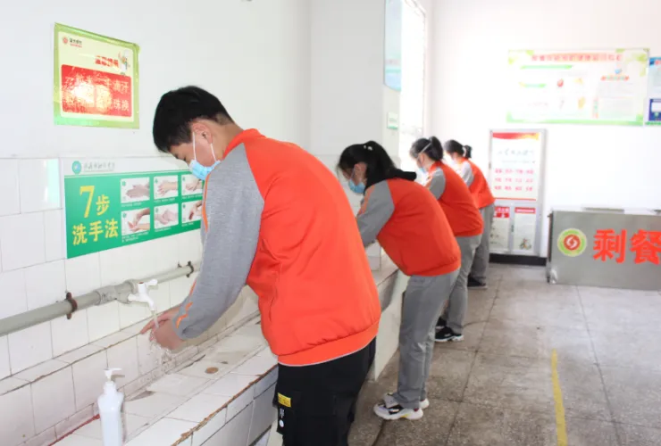 直击河南初三复学第一天——午间用餐“硬核”依旧,走读离校秩序井然-第24张图片-四季读书网