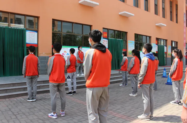 直击河南初三复学第一天——午间用餐“硬核”依旧,走读离校秩序井然-第25张图片-四季读书网