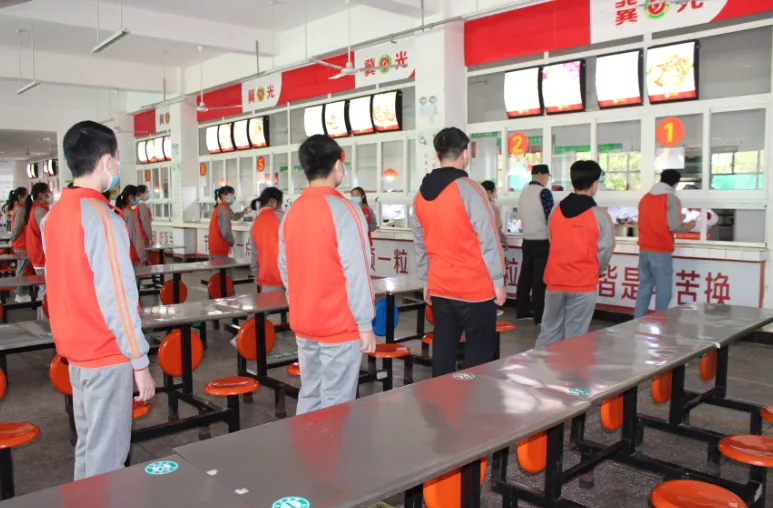 直击河南初三复学第一天——午间用餐“硬核”依旧,走读离校秩序井然-第26张图片-四季读书网