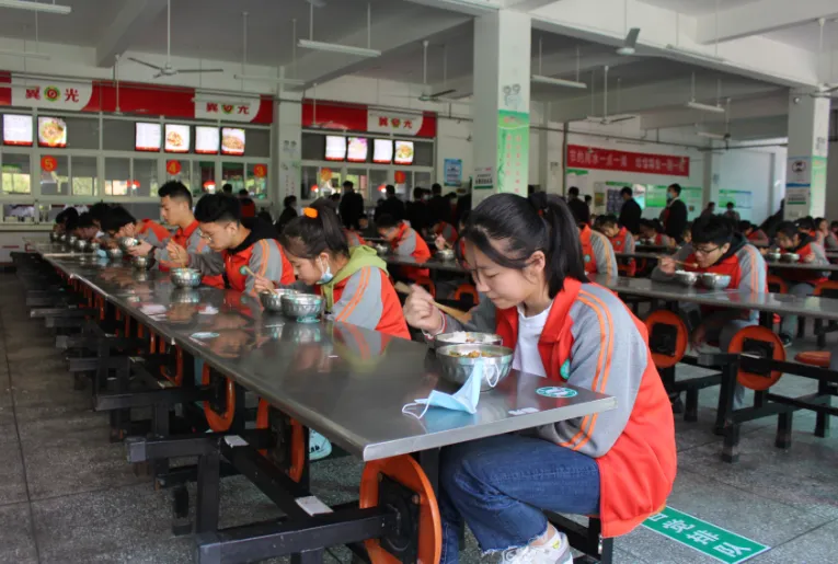 直击河南初三复学第一天——午间用餐“硬核”依旧,走读离校秩序井然-第27张图片-四季读书网