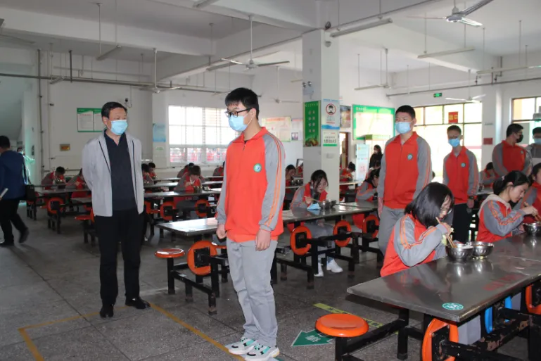 直击河南初三复学第一天——午间用餐“硬核”依旧,走读离校秩序井然-第28张图片-四季读书网