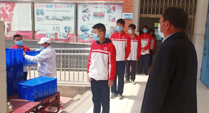 直击河南初三复学第一天——午间用餐“硬核”依旧,走读离校秩序井然-第32张图片-四季读书网