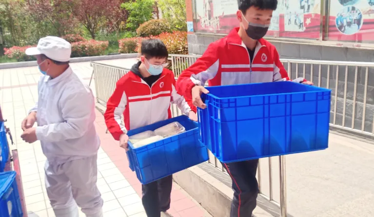 直击河南初三复学第一天——午间用餐“硬核”依旧,走读离校秩序井然-第34张图片-四季读书网