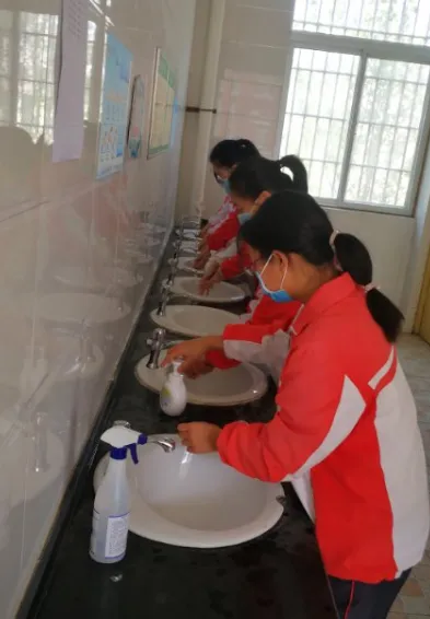 直击河南初三复学第一天——午间用餐“硬核”依旧,走读离校秩序井然-第35张图片-四季读书网