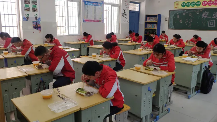 直击河南初三复学第一天——午间用餐“硬核”依旧,走读离校秩序井然-第36张图片-四季读书网
