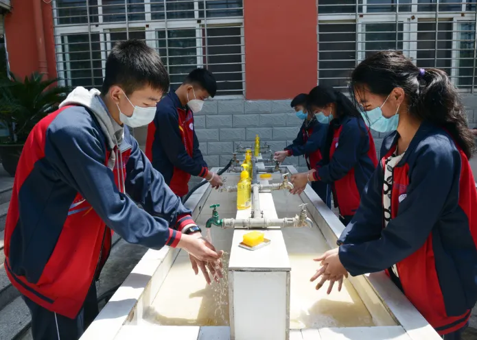 直击河南初三复学第一天——午间用餐“硬核”依旧,走读离校秩序井然-第40张图片-四季读书网