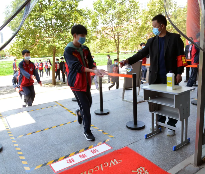 直击河南初三复学第一天——午间用餐“硬核”依旧,走读离校秩序井然-第41张图片-四季读书网