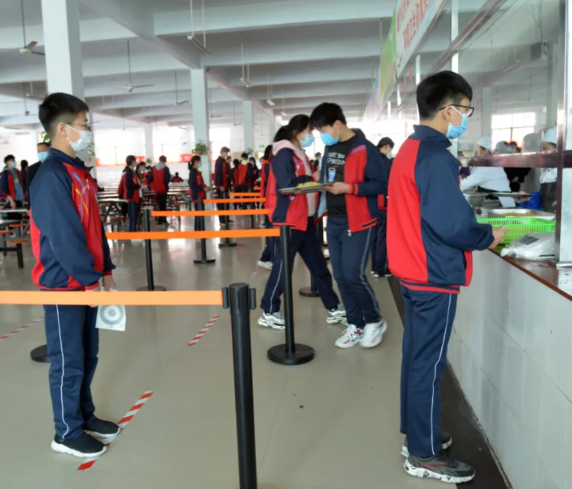 直击河南初三复学第一天——午间用餐“硬核”依旧,走读离校秩序井然-第42张图片-四季读书网