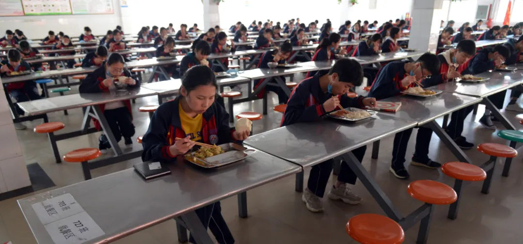 直击河南初三复学第一天——午间用餐“硬核”依旧,走读离校秩序井然-第43张图片-四季读书网