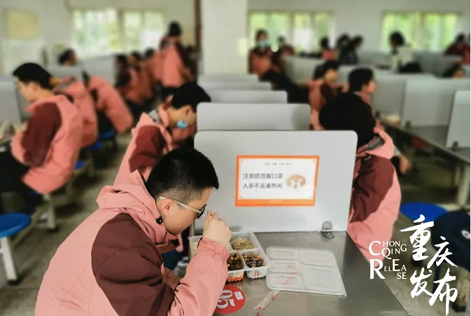 重庆初三、高三和中职毕业年级明日开学,同学们返校了-第7张图片-四季读书网