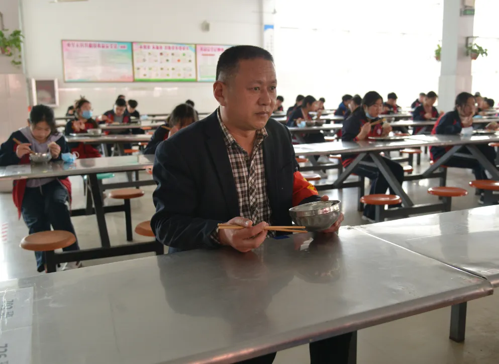 直击河南初三复学第一天——午间用餐“硬核”依旧,走读离校秩序井然-第44张图片-四季读书网