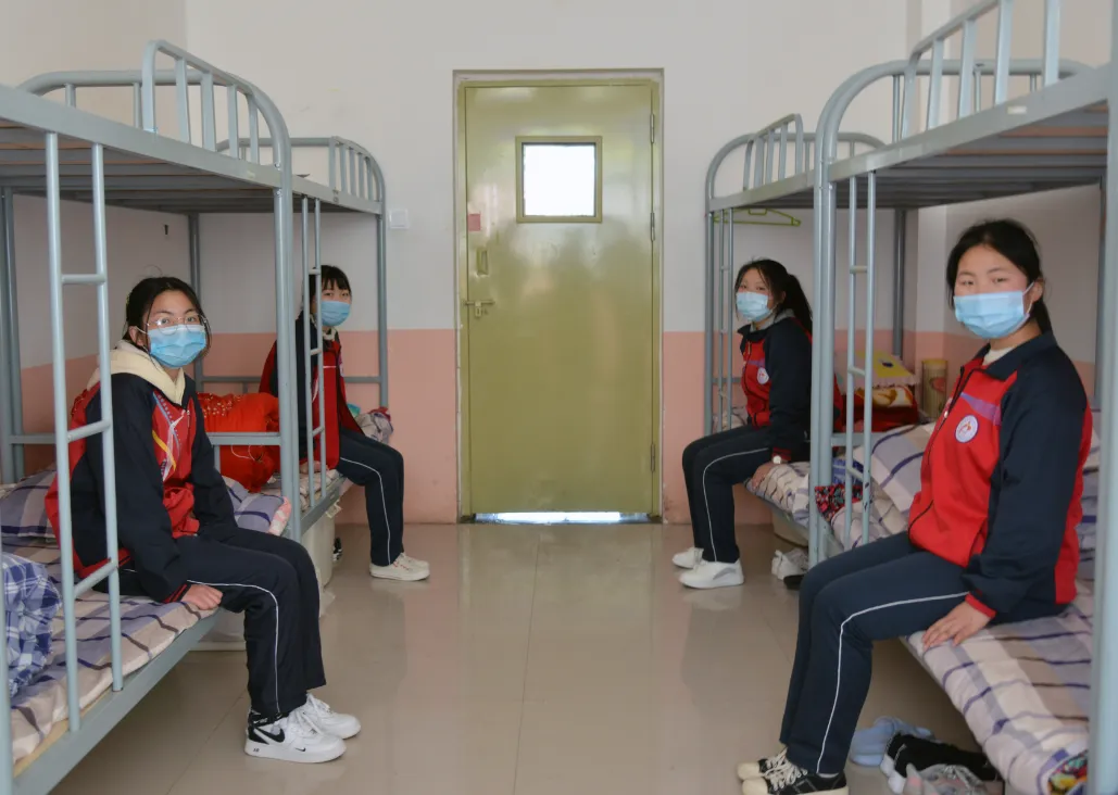 直击河南初三复学第一天——午间用餐“硬核”依旧,走读离校秩序井然-第45张图片-四季读书网