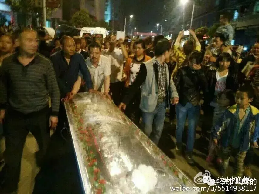 初二男生突然死于居民楼后,遗体旁发现……家属已同意尸检-第6张图片-四季读书网