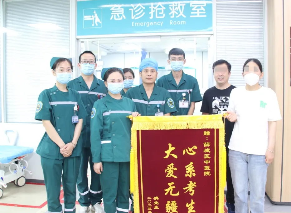 倾心护高考 锦旗表谢意——考生家长向医护人员赠送锦旗!-第2张图片-四季读书网