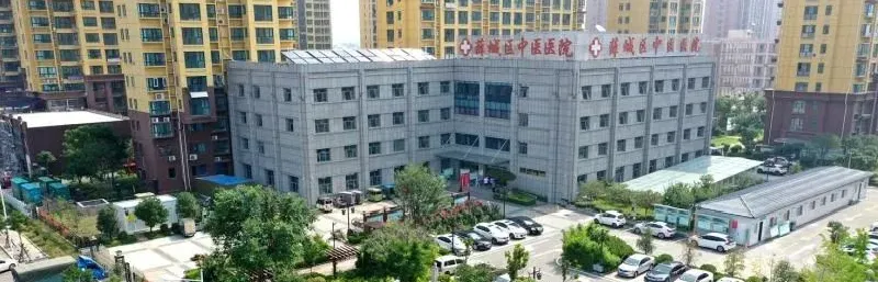 倾心护高考 锦旗表谢意——考生家长向医护人员赠送锦旗!-第3张图片-四季读书网
