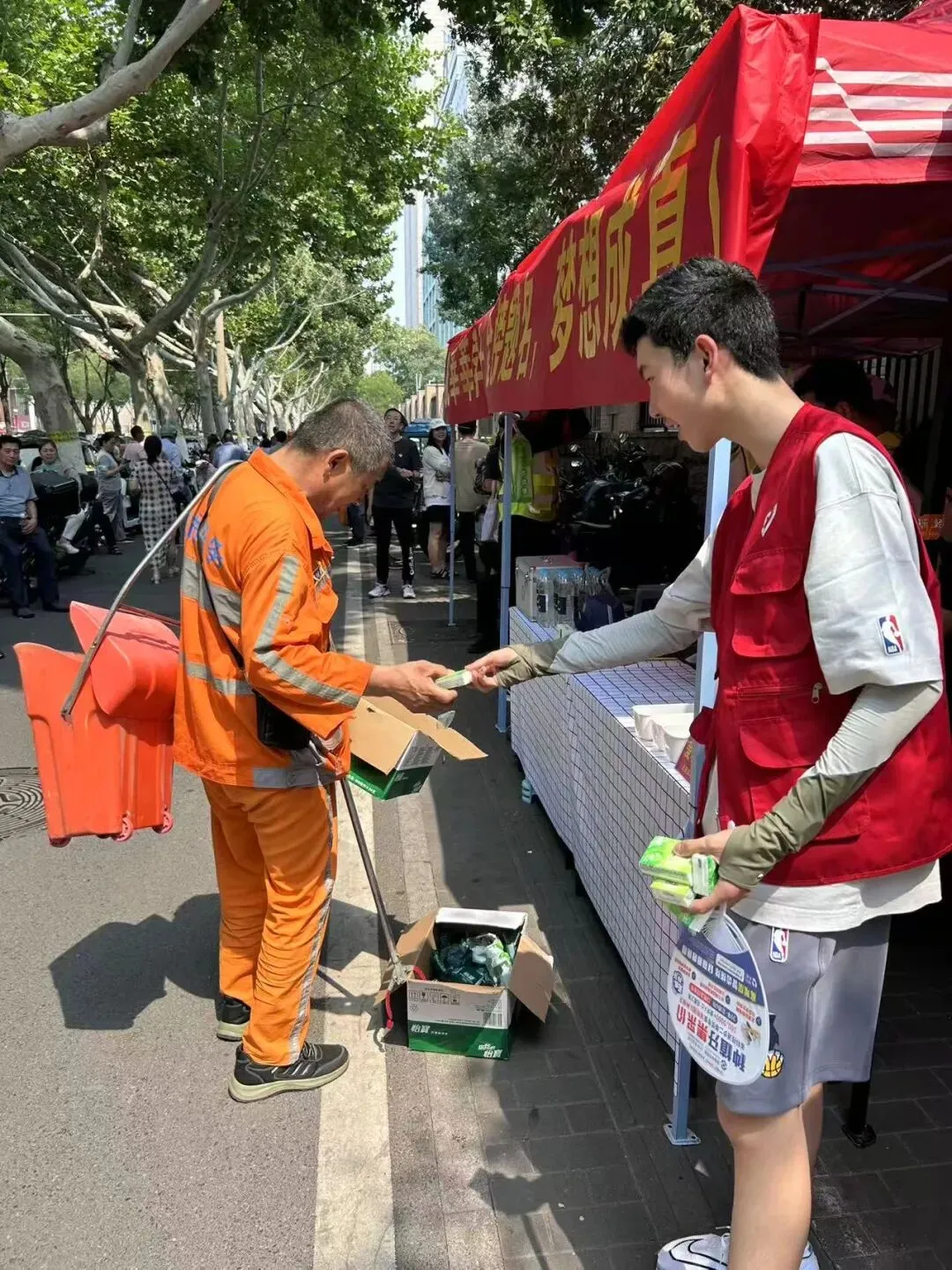 高考考场外的温暖“奔赴”!-第4张图片-四季读书网
