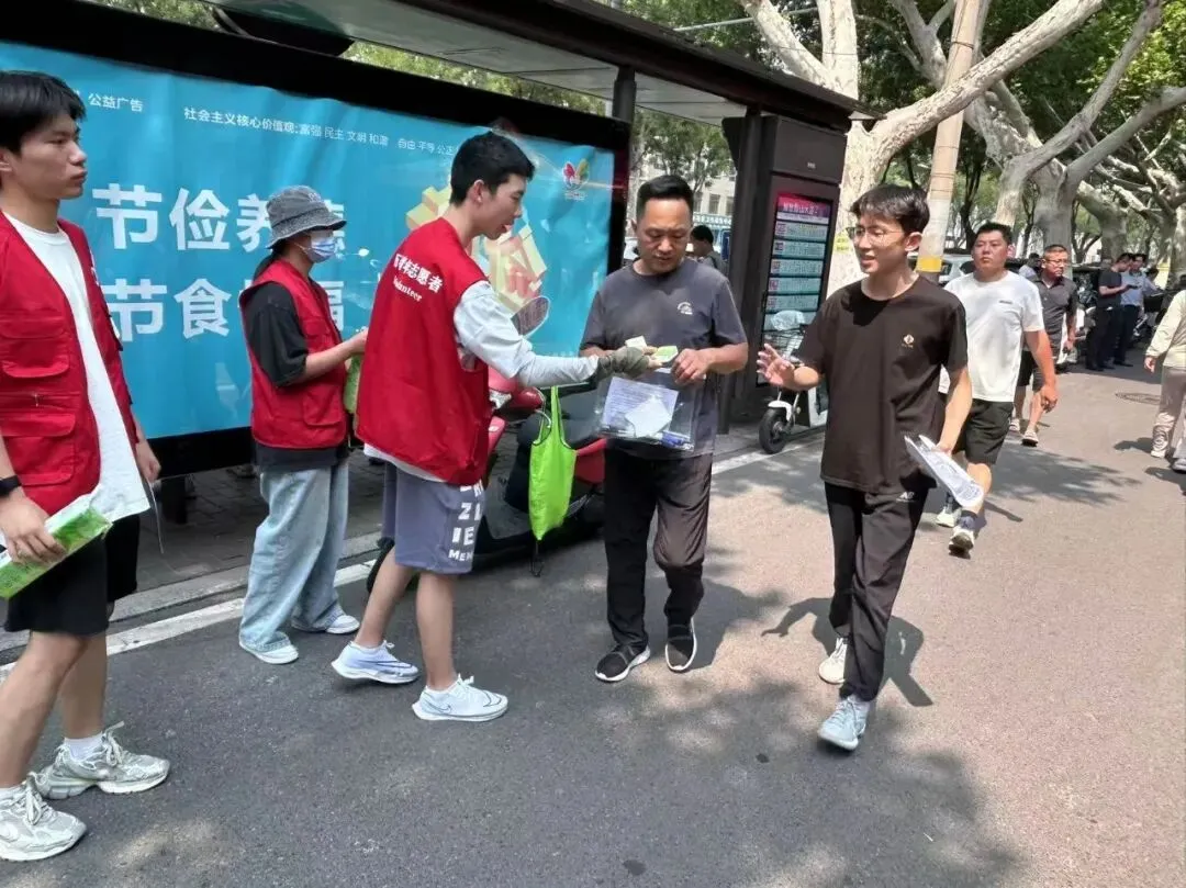 高考考场外的温暖“奔赴”!-第5张图片-四季读书网