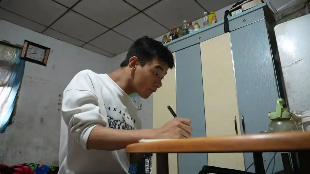 高考606分!脑瘫少年陈文杰的“逆袭”:凉山的山,挡不住向上的人-第3张图片-四季读书网 高考606分!脑瘫少年陈文杰的“逆袭”:凉山的山,挡不住向上的人-第3张图片-四季读书网
