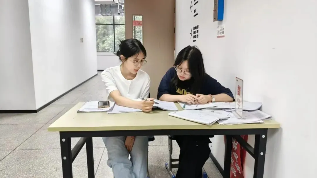 中高考提分困难?来这辅导班就对了!中考冲刺班有必要去吗?中考冲刺班六成是坑!咨询时直接问这三句!冲刺班要不要上?家长你怎么想?-第5张图片-四季读书网 中高考提分困难?来这辅导班就对了!中考冲刺班有必要去吗?中考冲刺班六成是坑!咨询时直接问这三句!冲刺班要不要上?家长你怎么想?-第5张图片-四季读书网