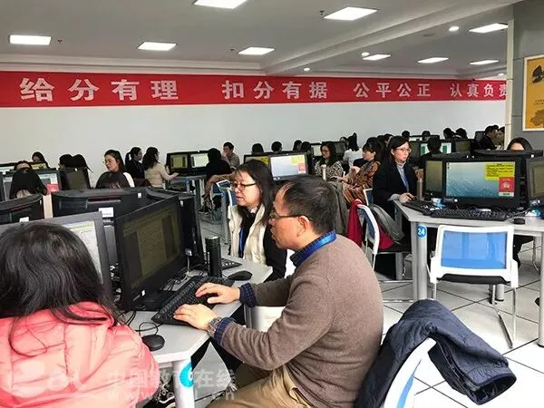 高考 · 帮丨试卷分数怎么打?约1500名教师、105万余份试卷…直击2020选考评卷现场!-第8张图片-四季读书网 高考 · 帮丨试卷分数怎么打?约1500名教师、105万余份试卷…直击2020选考评卷现场!-第8张图片-四季读书网